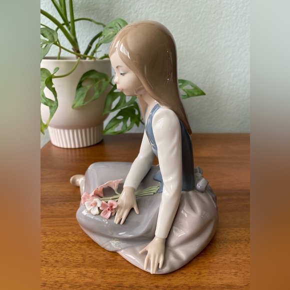 LLADRO "Nostalgia" Young Girl With Flowers Figurine Jovencita Pensativa #5071 - Picture 4 of 11